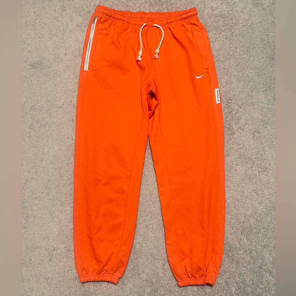 Nike Standard Issue 
Men’s Dri-FIT Joggers